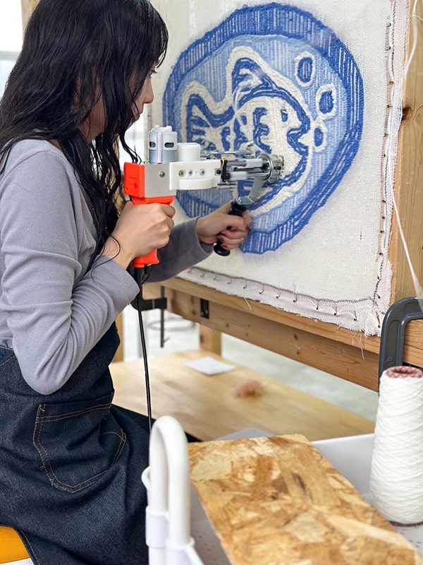 タフティングでオリジナルミラー作り体験