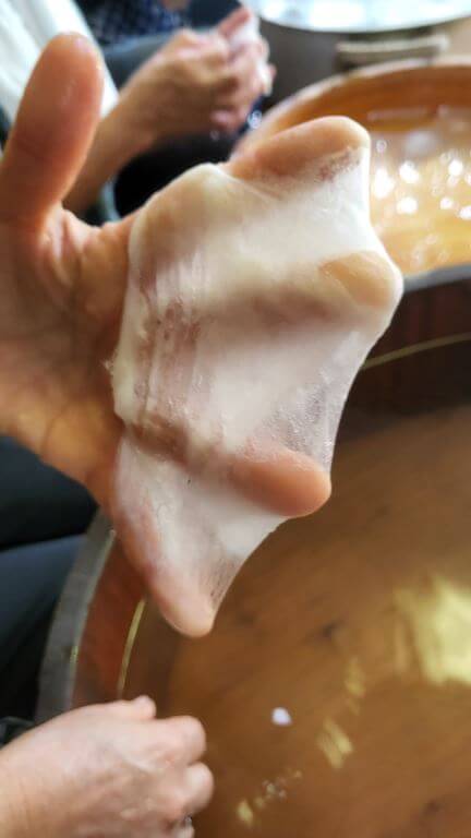 真綿を広げる手