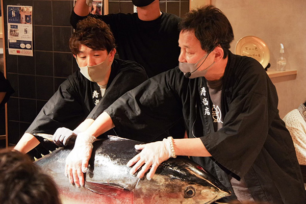 魚屋さんの「マグロ解体ショー」