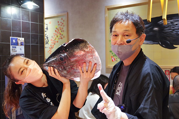 魚屋さんの「マグロ解体ショー」