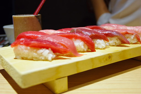 魚屋さんの「マグロ解体ショー」