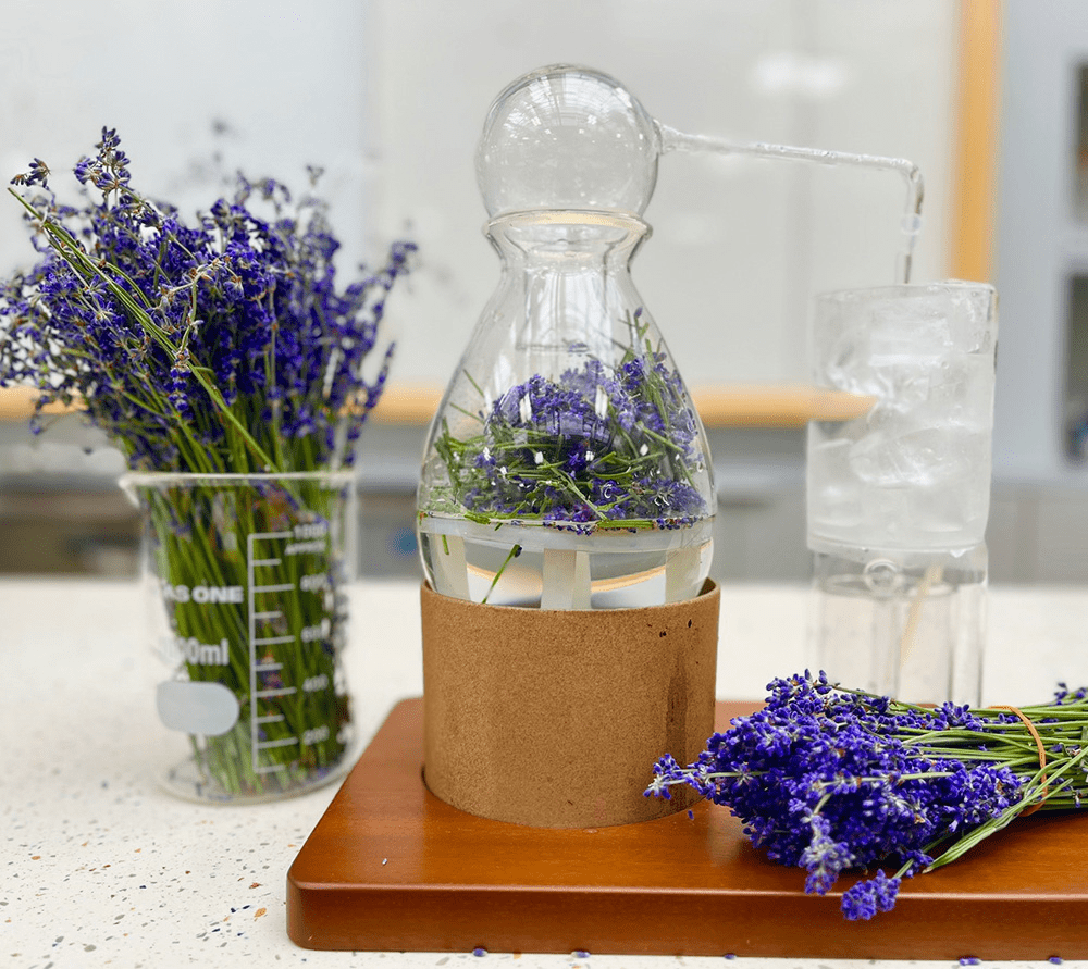 季節を旅する香り体験　～ミニ蒸留と香りづくり～