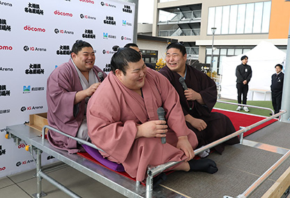 4人マス席に座る熊ヶ谷親方、阿炎、若元春、熱海富士