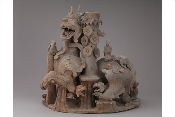 17 揺銭樹台座 土器 後漢時代~三国時代(蜀)・3 世紀 2012 年、重慶市林口墓地2号墓出土 重慶市文物考古研究所蔵