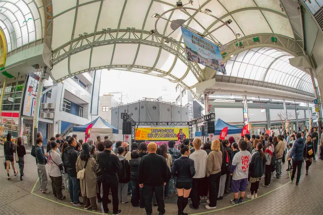 来場者でにぎわうSANUKI ROCK COLOSSEUM 2026の会場周辺風景