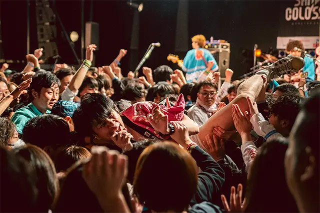 観客に囲まれて演奏する四星球のSANUKI ROCK COLOSSEUM 2026ライブ